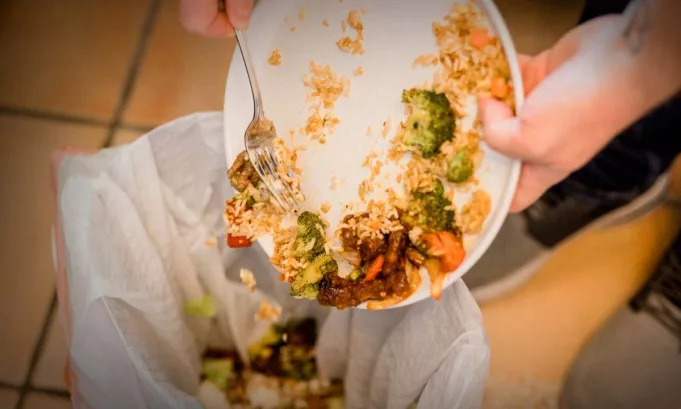 En Navidad y Año Nuevo, el desperdicio de alimentos aumenta hasta 40 % en países como México y Argentina, según organizaciones sociales. El descarte masivo de comida agrava la inseguridad alimentaria y genera fuertes impactos económicos y ambientales.