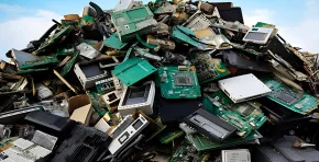 El crecimiento del e-waste pone en jaque a la economía circular y expone la urgencia de que empresas y gobiernos adopten modelos de reciclaje, trazabilidad y responsabilidad extendida antes de 2030.