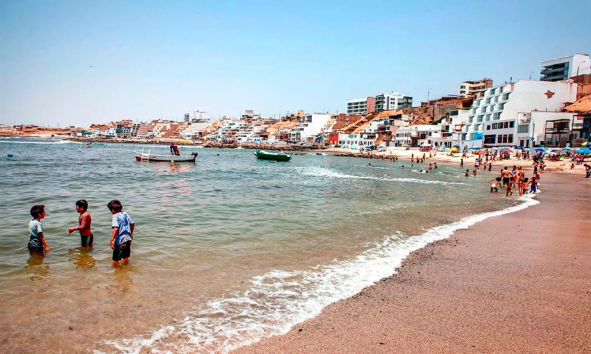 Digesa alertó que más del 60 % de las playas evaluadas en el país no cumple los estándares sanitarios, debido a contaminación por coliformes fecales, residuos sólidos y deficiencias en infraestructura básica.