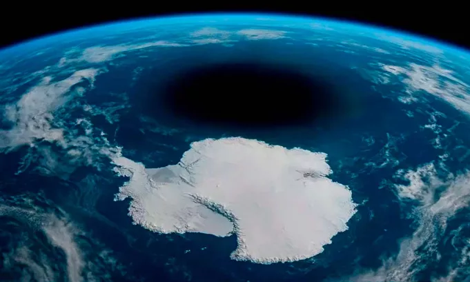 Científicos reportan la desaparición más temprana del agujero de ozono desde 2019, un avance atribuido a la reducción global de sustancias que dañan la atmósfera.