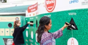 • Las personas que más reciclen durante la campaña podrán llevarse gift cards de S/200, S/150 y S/80.