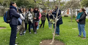 El enfoque busca articular políticas públicas, formación académica y participación ciudadana para que el conocimiento ambiental se traduzca en acciones concretas y sostenibles en la vida cotidiana.