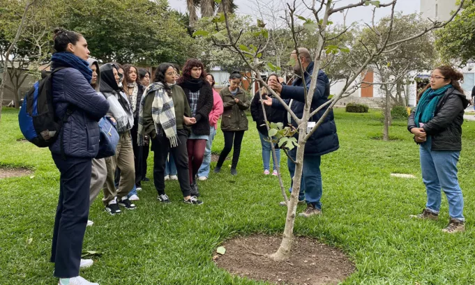 El enfoque busca articular políticas públicas, formación académica y participación ciudadana para que el conocimiento ambiental se traduzca en acciones concretas y sostenibles en la vida cotidiana.