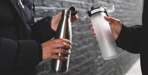 Expertos advierten que la higiene, el tipo de material y el tiempo de uso determinan si una botella reutilizable protege la salud o se convierte en una fuente de bacterias y microplásticos.