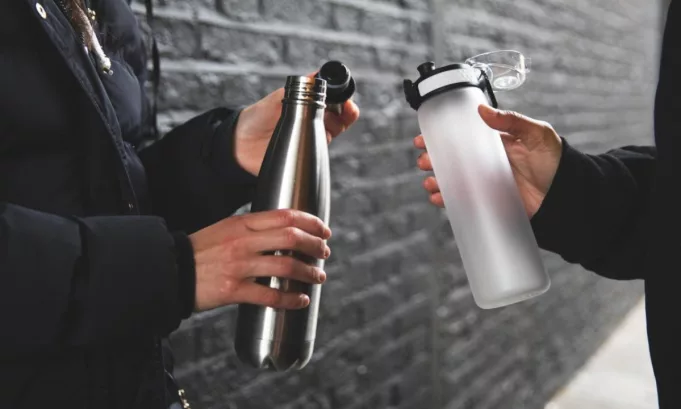 Expertos advierten que la higiene, el tipo de material y el tiempo de uso determinan si una botella reutilizable protege la salud o se convierte en una fuente de bacterias y microplásticos.