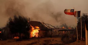 El avance de los incendios forestales en Chile obligó a decretar estado de desastre en Bío Bío y Ñuble, mientras autoridades refuerzan evacuaciones y labores de emergencia.