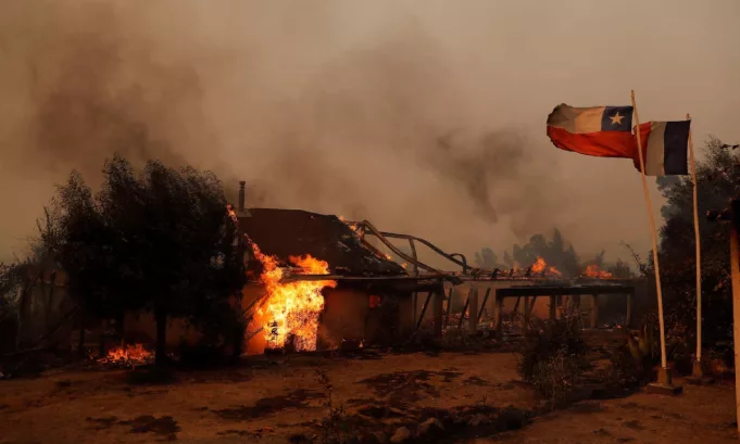 El avance de los incendios forestales en Chile obligó a decretar estado de desastre en Bío Bío y Ñuble, mientras autoridades refuerzan evacuaciones y labores de emergencia.