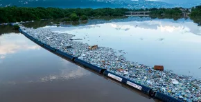 Aunque el hito evidencia el impacto de la tecnología y la gestión basada en datos, Naciones Unidas advierte que cada año siguen ingresando millones de toneladas de plástico al mar, lo que refuerza la urgencia de políticas de prevención y control desde el origen.