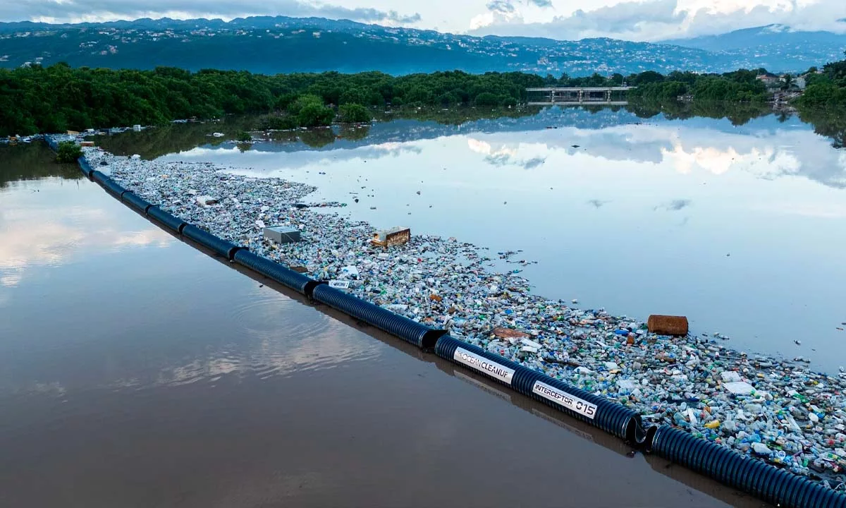 Aunque el hito evidencia el impacto de la tecnología y la gestión basada en datos, Naciones Unidas advierte que cada año siguen ingresando millones de toneladas de plástico al mar, lo que refuerza la urgencia de políticas de prevención y control desde el origen.