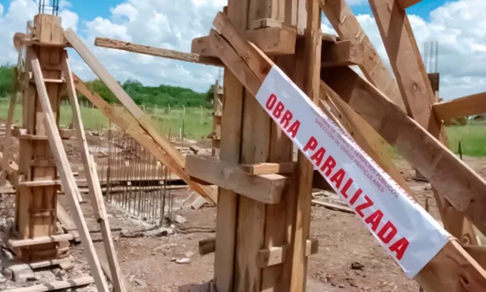 • Por sectores, el rubro transportes y comunicaciones concentra 631 obras públicas paralizadas, lo que representa el 28.6% del total nacional.