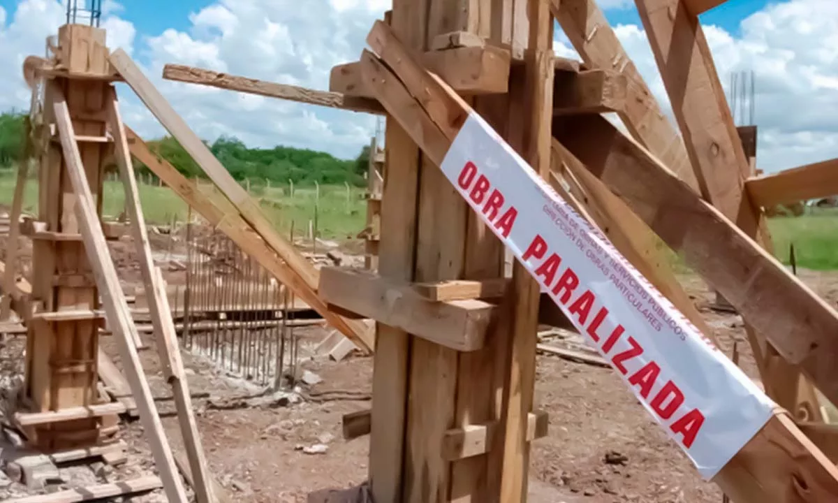 • Por sectores, el rubro transportes y comunicaciones concentra 631 obras públicas paralizadas, lo que representa el 28.6% del total nacional.
