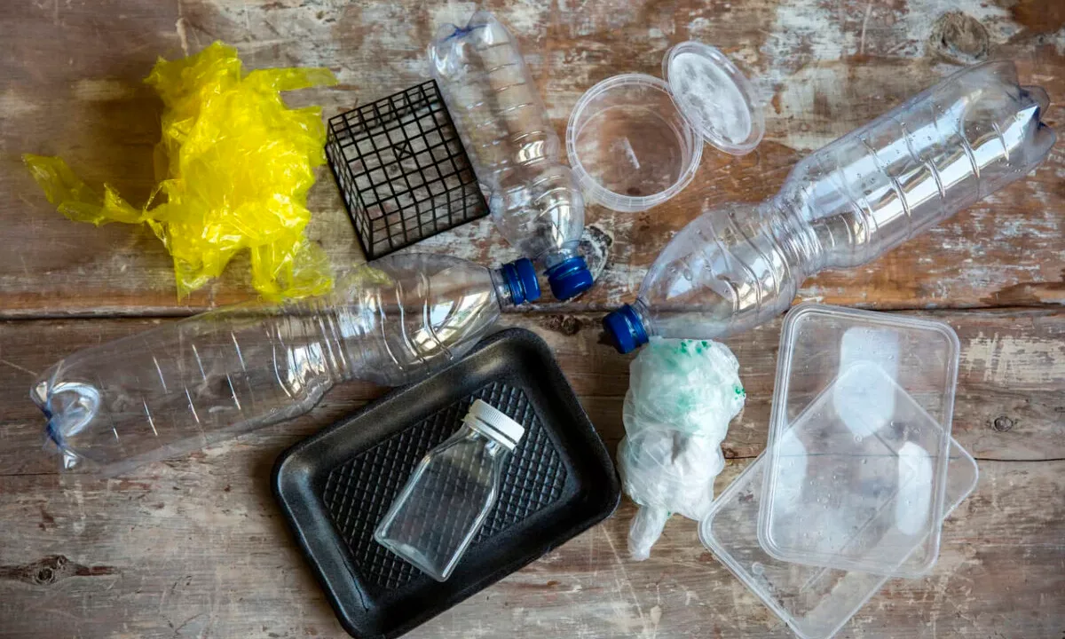 El nuevo decreto francés retrasa cuatro años la eliminación total del plástico en vasos de un solo uso y reabre el debate entre viabilidad industrial y urgencia ambiental en Europa, en un contexto de impacto global por los residuos plásticos.