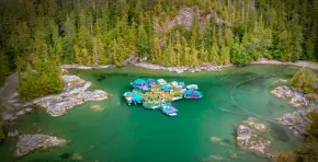 La historia de Freedom Cove, la aldea flotante autosuficiente creada por Catherine King y Wayne Adams en Canadá, muestra cómo el arte, la sostenibilidad y la vida fuera del sistema pueden coexistir en equilibrio con el entorno natural.
