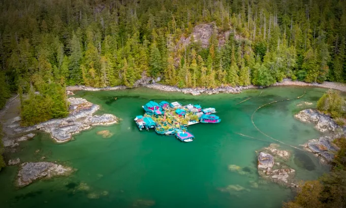 La historia de Freedom Cove, la aldea flotante autosuficiente creada por Catherine King y Wayne Adams en Canadá, muestra cómo el arte, la sostenibilidad y la vida fuera del sistema pueden coexistir en equilibrio con el entorno natural.