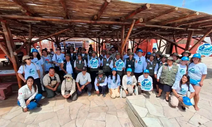 Guardianes del Mar busca proteger la biodiversidad del litoral con cinco ejes de acción; guardaparques y los Guerreros de Paracas lideran limpieza de playas, control del turismo y vigilancia para frenar la degradación de estos ecosistemas.
