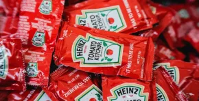 La Unión Europea eliminará desde agosto de 2026 los sobres monodosis de condimentos. La medida busca reducir el plástico de un solo uso.