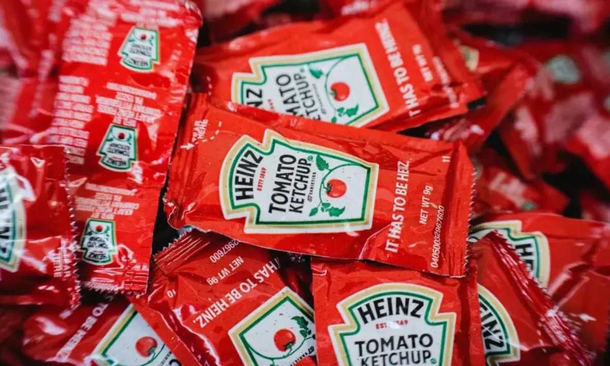 La Unión Europea eliminará desde agosto de 2026 los sobres monodosis de condimentos. La medida busca reducir el plástico de un solo uso.