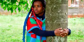 Truphena Muthoni, de 22 años, batió un récord Guinness al permanecer 72 horas abrazando un árbol en Kenia; su iniciativa “Hug the Earth” refuerza el mensaje de que la defensa ambiental requiere perseverancia, coherencia y responsabilidad a largo plazo.