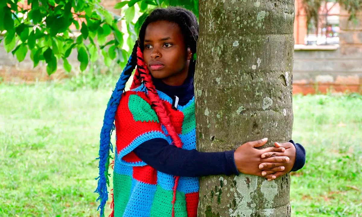 Truphena Muthoni, de 22 años, batió un récord Guinness al permanecer 72 horas abrazando un árbol en Kenia; su iniciativa “Hug the Earth” refuerza el mensaje de que la defensa ambiental requiere perseverancia, coherencia y responsabilidad a largo plazo.