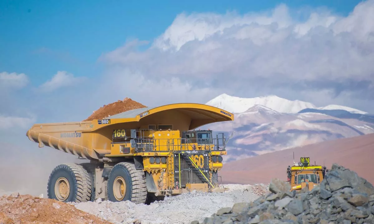 Komatsu-Mitsui Maquinarias Perú cerró 2025 con el 68% del mercado de camiones mineros, impulsado por sus equipos Ultra-class y una estrategia enfocada en productividad, eficiencia energética y reducción de emisiones en la gran minería.