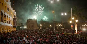 El uso masivo de pirotecnia y la quema de muñecos dispararon los niveles de material particulado fino PM2.5 en varios distritos de Lima durante la celebración del Año Nuevo 2026.