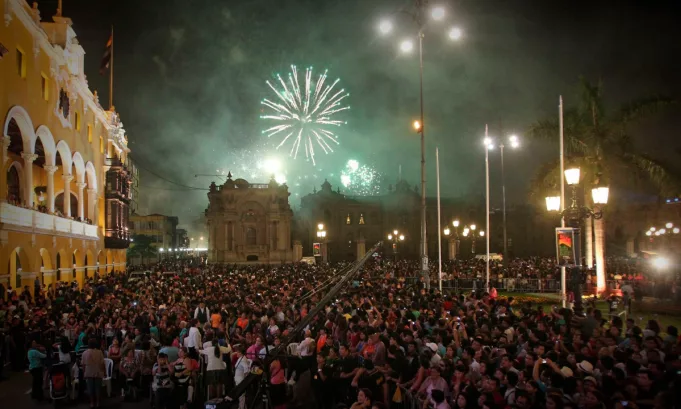 El uso masivo de pirotecnia y la quema de muñecos dispararon los niveles de material particulado fino PM2.5 en varios distritos de Lima durante la celebración del Año Nuevo 2026.