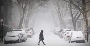 Una masa de aire ártico avanza sobre Estados Unidos y desata una tormenta de nieve y hielo que afectará a casi 30 estados; el NWS advierte riesgo “para la vida”, posibles cortes de energía, carreteras intransitables y temperaturas extremas que podrían llegar a -46 °C de sensación térmica.