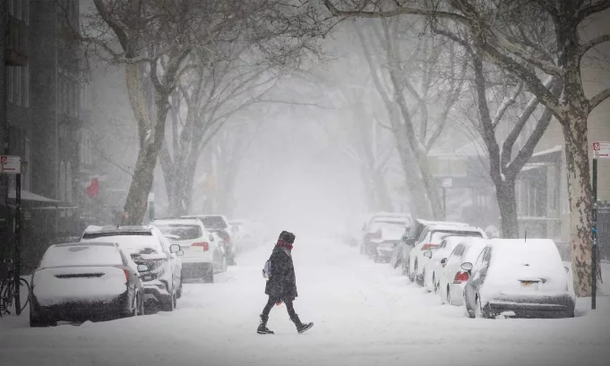 Una masa de aire ártico avanza sobre Estados Unidos y desata una tormenta de nieve y hielo que afectará a casi 30 estados; el NWS advierte riesgo “para la vida”, posibles cortes de energía, carreteras intransitables y temperaturas extremas que podrían llegar a -46 °C de sensación térmica.