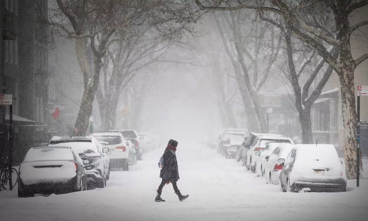 Una masa de aire ártico avanza sobre Estados Unidos y desata una tormenta de nieve y hielo que afectará a casi 30 estados; el NWS advierte riesgo “para la vida”, posibles cortes de energía, carreteras intransitables y temperaturas extremas que podrían llegar a -46 °C de sensación térmica.