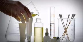 Francia refuerza su liderazgo ambiental al vetar los “químicos eternos”; la normativa impacta en sectores clave, responde a la presión social y marca un precedente para futuras regulaciones en la Unión Europea.