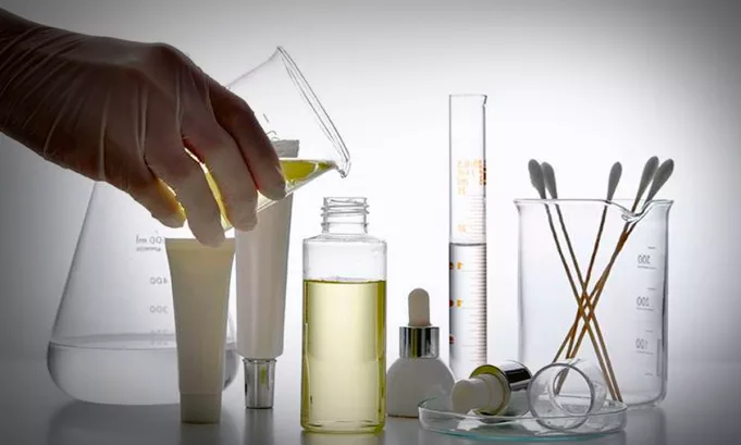 Francia refuerza su liderazgo ambiental al vetar los “químicos eternos”; la normativa impacta en sectores clave, responde a la presión social y marca un precedente para futuras regulaciones en la Unión Europea.