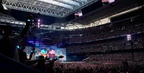 El Real Madrid podría ir a juicio por los conciertos en el Bernabéu; una jueza pasó el caso a procedimiento abreviado por indicios de delitos ambientales vinculados al exceso de ruido, mientras los vecinos exigen que se respete la normativa municipal.