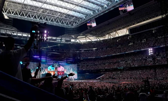 El Real Madrid podría ir a juicio por los conciertos en el Bernabéu; una jueza pasó el caso a procedimiento abreviado por indicios de delitos ambientales vinculados al exceso de ruido, mientras los vecinos exigen que se respete la normativa municipal.