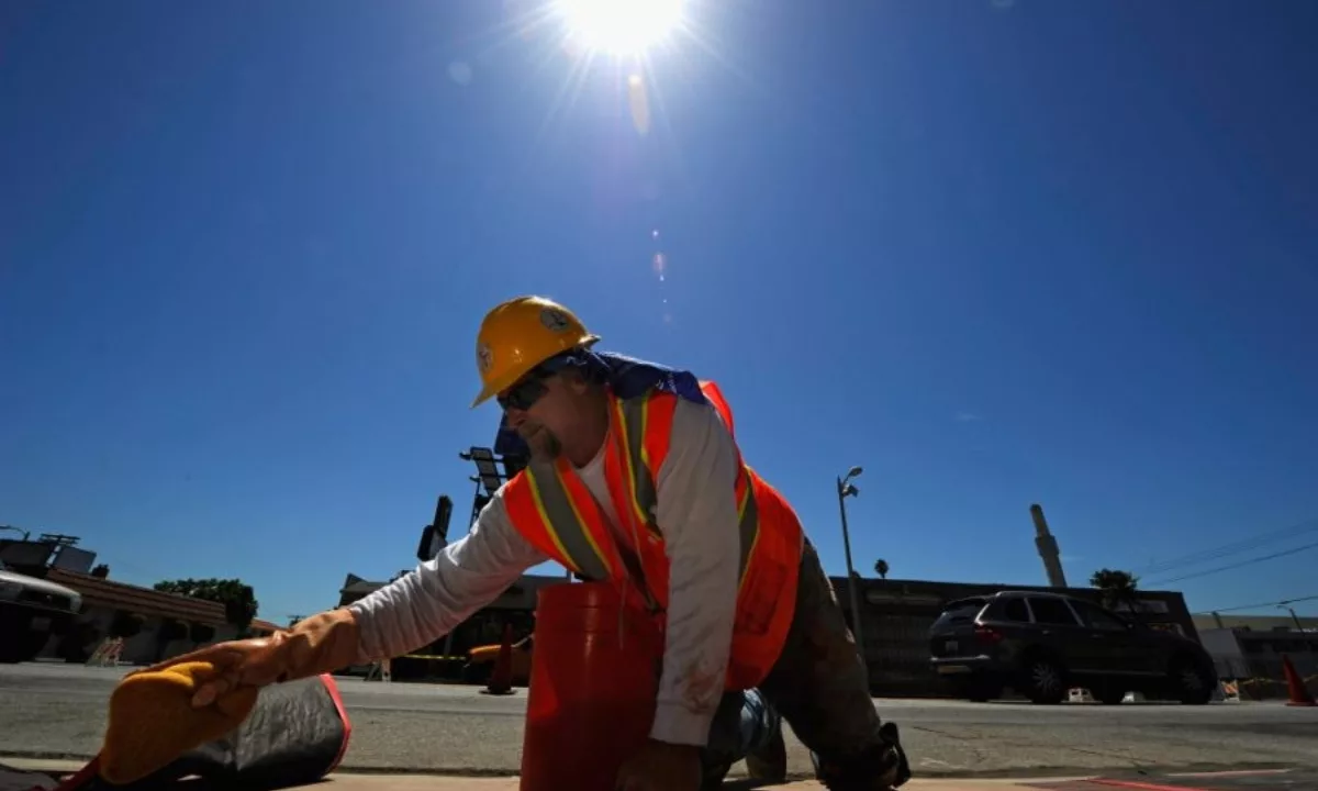 Ante olas de calor cada vez más frecuentes y severas, empleadores en Perú deben reforzar estrategias para proteger la salud, la seguridad y la productividad de los trabajadores más expuestos al sol.
