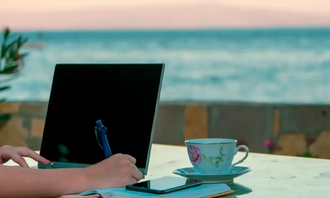 La encuesta Vacaciones 3.0 de Bumeran muestra que más de la mitad de los trabajadores no tomó vacaciones el último año y que la flexibilidad, el home office y los incentivos económicos hoy superan al descanso tradicional como prioridad laboral en Perú.