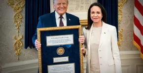 El inusual obsequio del Nobel de la Paz a Donald Trump desató críticas en Noruega, reacciones políticas en Estados Unidos y un debate global sobre el valor simbólico y legal del galardón.