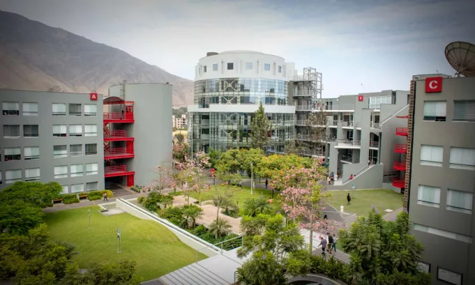 El reconocimiento valida la reducción de emisiones de gases de efecto invernadero y consolida el compromiso de la universidad con una gestión ambiental responsable.