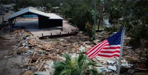 Expertos advierten que la frecuencia de estos eventos refleja una nueva normalidad climática que exige planificación, prevención y políticas sostenibles urgentes para Estados Unidos.