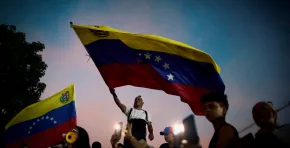 La captura de Maduro abre un proceso político incierto en Venezuela, marcado por negociaciones internacionales, riesgos de continuidad autoritaria y la posibilidad de una transición prolongada hacia la democracia.