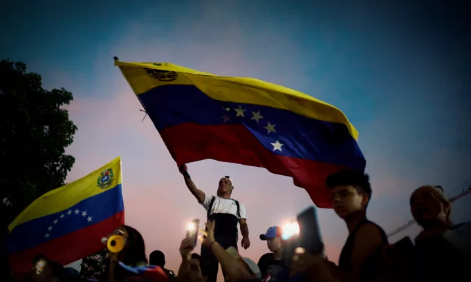 La captura de Maduro abre un proceso político incierto en Venezuela, marcado por negociaciones internacionales, riesgos de continuidad autoritaria y la posibilidad de una transición prolongada hacia la democracia.