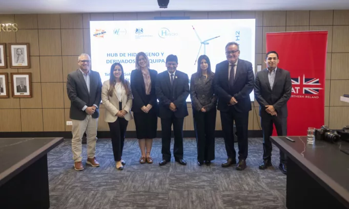 Un taller de alto nivel, impulsado por el Gobierno Regional de Arequipa, la Embajada Británica y H2 Perú, avanza en la construcción de un modelo de gobernanza para el Hub de Hidrógeno, con énfasis en coordinación institucional, reglas claras y certidumbre para la inversión de largo plazo.