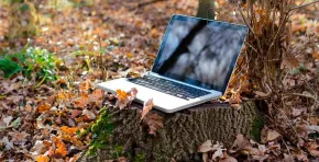 El análisis expone el coste ecológico oculto de la actividad digital y abre el debate sobre cómo construir una internet más sostenible y con menor impacto ambiental.