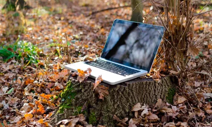 El análisis expone el coste ecológico oculto de la actividad digital y abre el debate sobre cómo construir una internet más sostenible y con menor impacto ambiental.