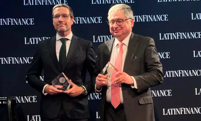 La firma fue distinguida por LatinFinance como Law Firm of the Year en ambos países, tras liderar algunas de las operaciones más relevantes del mercado de capitales, incluyendo emisiones soberanas, cuasi soberanas y bonos verdes de alto impacto regional.