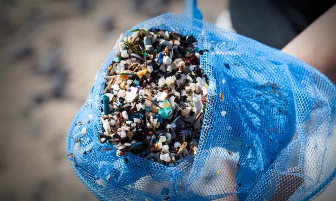 La investigación advierte que actividades cotidianas como el tráfico, el desgaste textil y la resuspensión de suelos contaminados impulsan la presencia global de microplásticos atmosféricos, con posibles impactos en la salud, los ecosistemas y el clima.