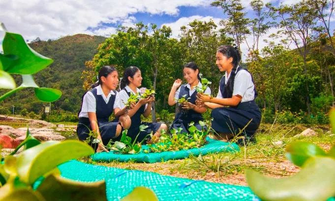 La iniciativa impulsa habilidades tecnológicas y sociales en escolares peruanos, promueve la participación femenina en ciencia y conecta a nuevas generaciones con soluciones sostenibles frente a los desafíos de sus comunidades.