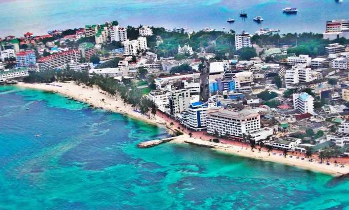 Ubicada en el Caribe colombiano, San Andrés destaca por su biodiversidad marina, su identidad cultural y un entorno natural protegido que invita a disfrutar el mar y un viaje en conexión con la naturaleza.