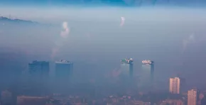 La capital de Bosnia y Herzegovina superó a ciudades como Nueva Delhi y El Cairo en el índice global de calidad del aire, con concentraciones de PM2.5 hasta 60 veces mayores al valor de referencia.
