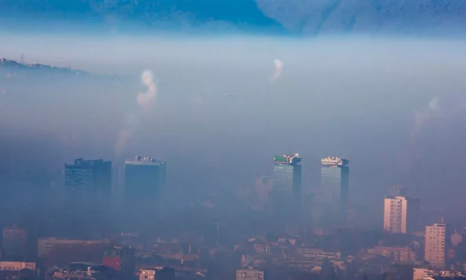 La capital de Bosnia y Herzegovina superó a ciudades como Nueva Delhi y El Cairo en el índice global de calidad del aire, con concentraciones de PM2.5 hasta 60 veces mayores al valor de referencia.