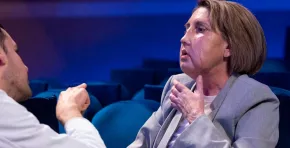 España hace historia en la medicina al concretar un trasplante de cara inédito a nivel mundial; el caso abre un nuevo capítulo en la cirugía reconstructiva, la donación de órganos y el debate bioético. Foto: El País.